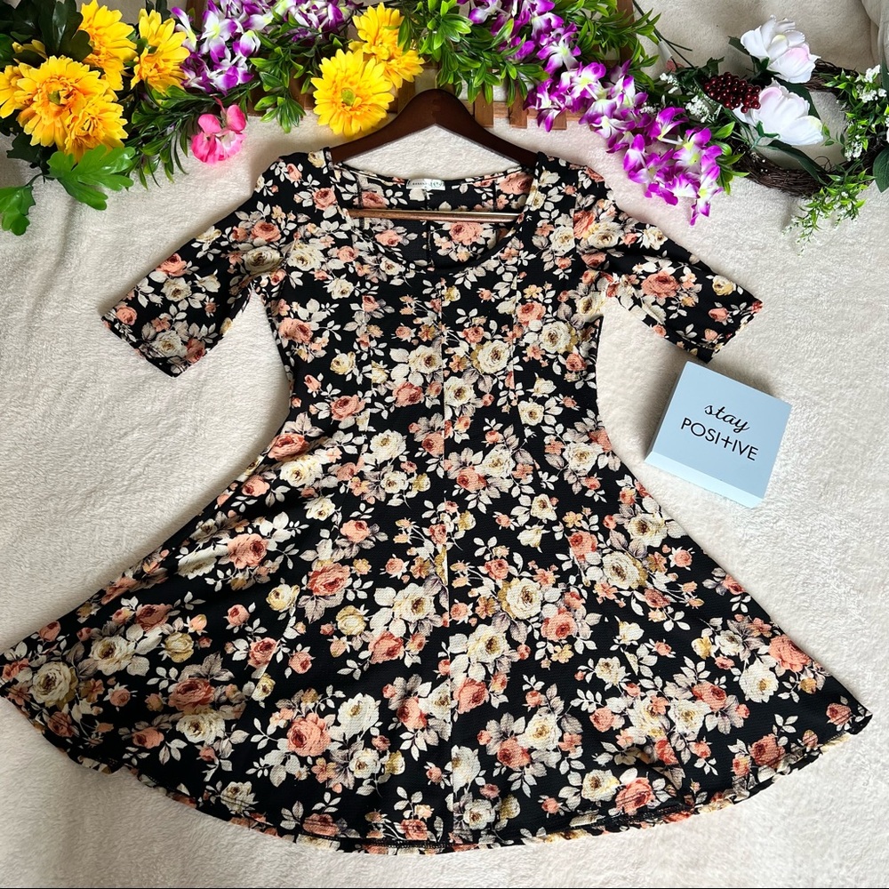 Banana Lemon Floral Mini Flare Short Sleeves Dress Size (pls see measure…